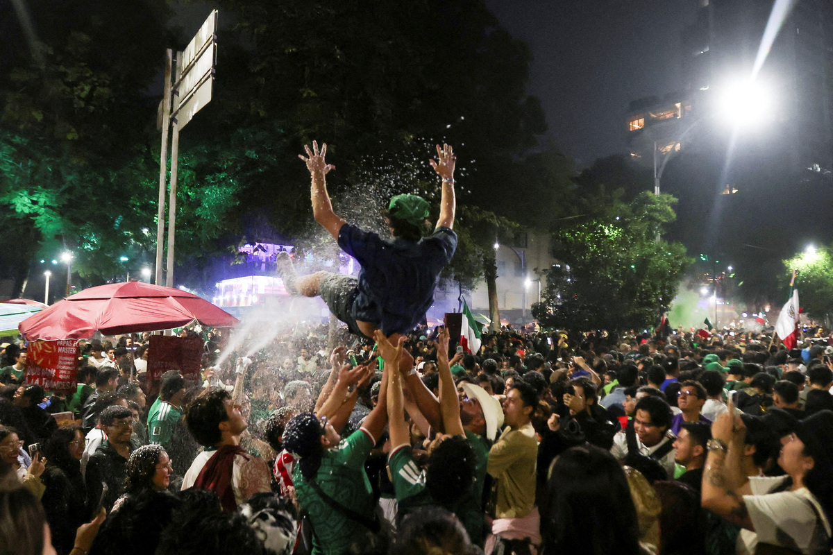 Los aficionados celebran cerca del Ángel de la Independencia tras la victoria de México en el partido de la Copa del Mundo de la FIFA 2026 contra Corea del Sur, en Ciudad de México, México, el 18 de junio de 2026. REUTERS/Quetzalli Nicte-Ha  REENVÍO - REPETICIÓN POR CUALIDAD