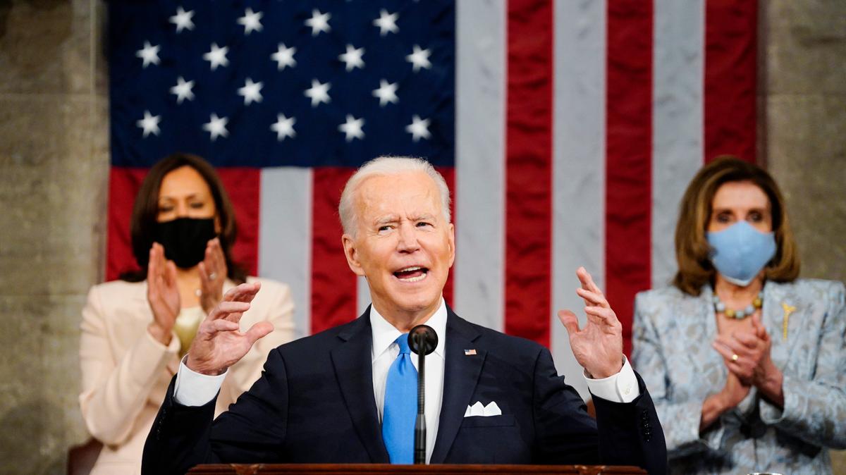 El presidente Joe Biden habla frente a una sesión conjunta del Congreso la noche del miércoles 28 de abril de 2021, en el Capitolio de Estados Unidos, en Washington. Atrás aparecen aplaudiendo la vicepresidenta Kamala Harris (izquierda) y la presidenta de la Cámara de Representantes Nancy Pelosi. (Melina Mara/The Washington Post vía AP, Pool)