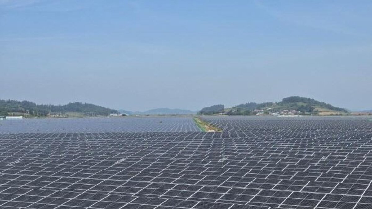 Solar panels stand at the Anjwa Solar City power plant in Shinan County, South Jeolla Province, on Friday. The county distributes part of the project’s profits to residents through local cooperatives under its Sunlight Pension program. Photo by Asia Today