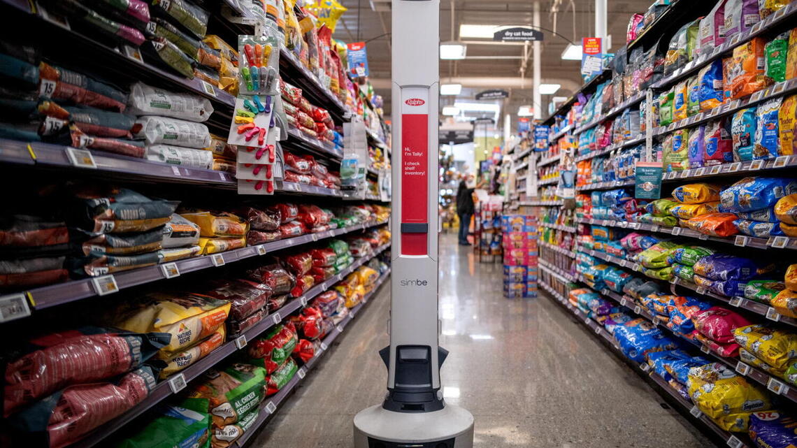 AI robots are roaming L.A. grocery store aisles. Shoppers and workers are worried 