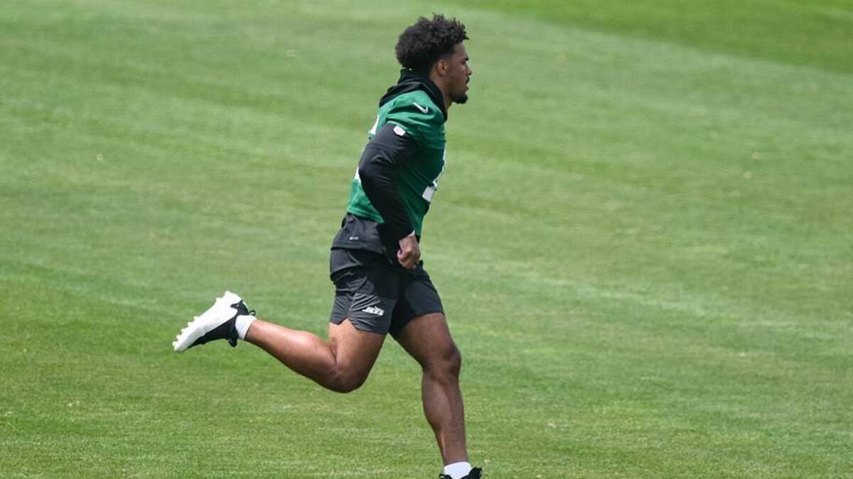  Jun 10, 2026; Florham Park, NY, USA; New York Jets tight end Kenyon Sadiq (16) warms up during minicamp at Atlantic Health Jets Training Center. | John Jones-Imagn Images 