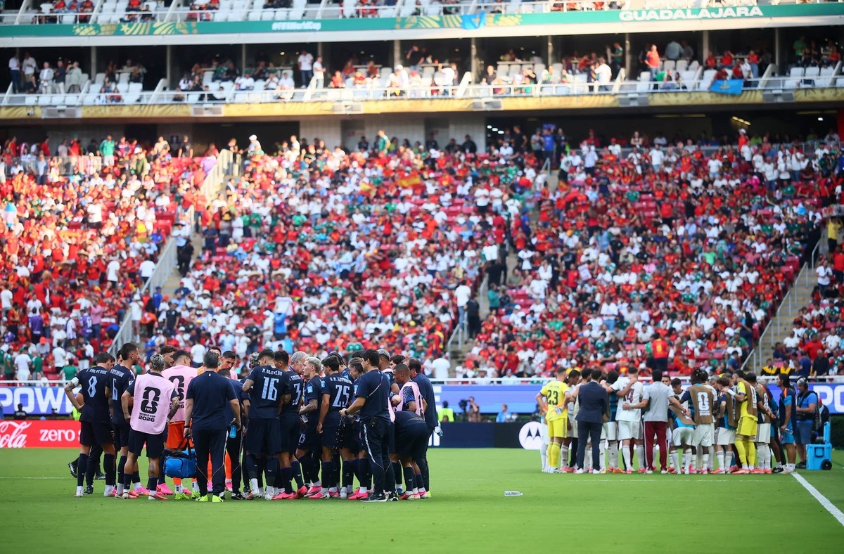  June 26, 2026; Guadalajara, Mexico; Uruguay and Spain players huddle in their teams during a hydration break. Mandatory Credit: Eloisa Sanchez-Reuters via Imagn Images 