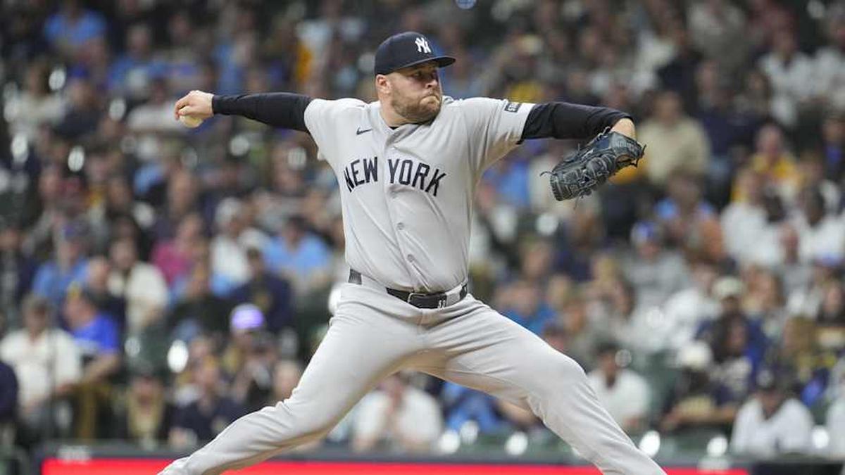  New York Yankees pitcher David Bednar (53) delivers a pitch against the Milwaukee Brewers in the ninth inning at American Family Field. | Michael McLoone-Imagn Images 