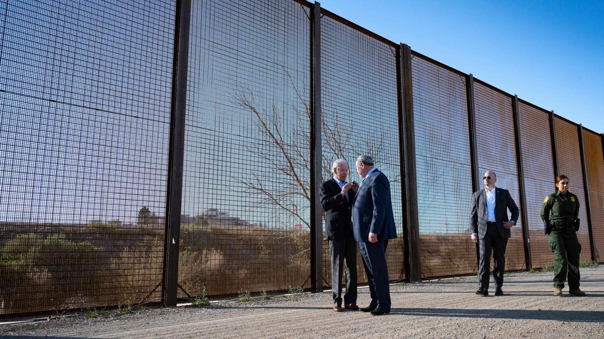 El presidente de los Estados Unidos, Joe Biden, habla con el alcalde de El Paso, Oscar Leeser, durante su visita a la frontera entre Estados Unidos y México en El Paso, Texas, el 8 de enero.