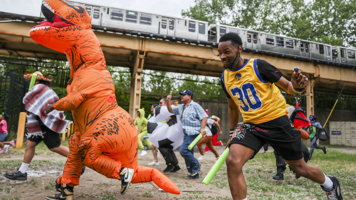 People run to catch the Green Line train at the Indiana CTA station in the Grand Boulevard neighborhood on June 7, 2026. Charlie Clerk’s (aka "Tre") TikTok videos, which show him and other people decked out in costume catching CTA trains in the city, are branded “Catch The Train” and have garnered millions of views. (Eileen T. Meslar/Chicago Tribune/TNS)