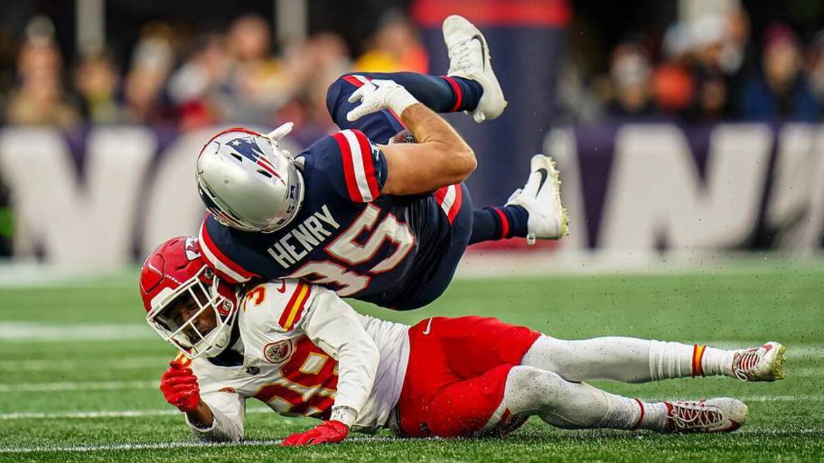  Dec 17, 2023; Foxborough, Massachusetts, USA; New England Patriots tight end Hunter Henry (85) talked by Kansas City Chiefs cornerback L'Jarius Sneed (38) in the second half at Gillette Stadium. Mandatory Credit: David Butler II-Imagn Images | David Butler II-Imagn Images 