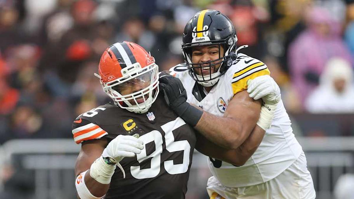  Dec 28, 2025; Cleveland, Ohio, USA; Cleveland Browns defensive end Myles Garrett (95) looks to sack in the first quarter against the Pittsburgh Steelers at Huntington Bank Field. Mandatory Credit: Scott Galvin-Imagn Images | Scott Galvin-Imagn Images 