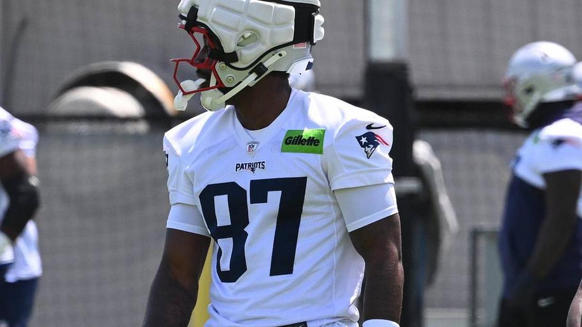  Jun 2, 2026; Foxborough, MA, USA; New England Patriots wide receiver A.J. Brown (1) warms up during the team's OTA at Gillette Stadium. Mandatory Credit: Eric Canha-Imagn Images | Eric Canha-Imagn Images 