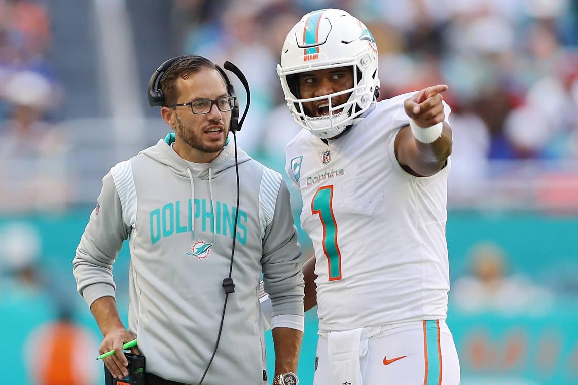  MIAMI GARDENS, FLORIDA - SEPTEMBER 25: Head coach Mike McDaniel speaks with quarterback Tua Tagovailoa #1 of the Miami Dolphins in the fourth quarter of the game against the Buffalo Bills at Hard Rock Stadium on September 25, 2022 in Miami Gardens, Florida. (Photo by Megan Briggs/Getty Images) 