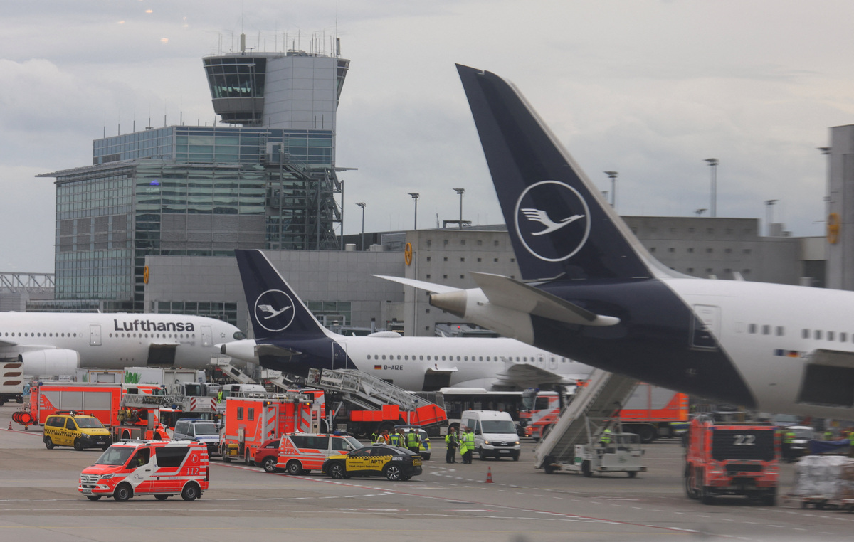 A Lufthansa Boeing is surrounded by ambulances after several staff members were injured when the nose gear of a Boeing BA.N 787 jetliner unexpectedly collapsed at a gate at Frankfurt Airport in Frankfurt, Germany, June 4, 2026. REUTERS/Kai Pfaffenbach