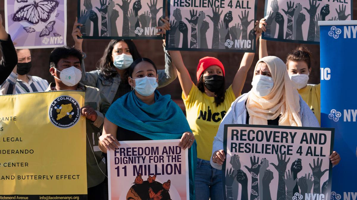 Manifestantes con la Coalición de Inmigracion de Nueva York le exigen al entonces presidente electo Joe Biden que le dé prioridad a la reforma migratoria, durante una protesta el 9 de noviembre de 2020 en Nueva York.