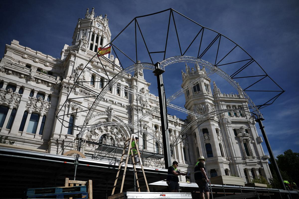 Workers prepare a stage at Plaza de Cibeles ahead of the visit of Pope Leo XIV in Madrid, Spain, June 2, 2026. REUTERS/Kacper Pempel