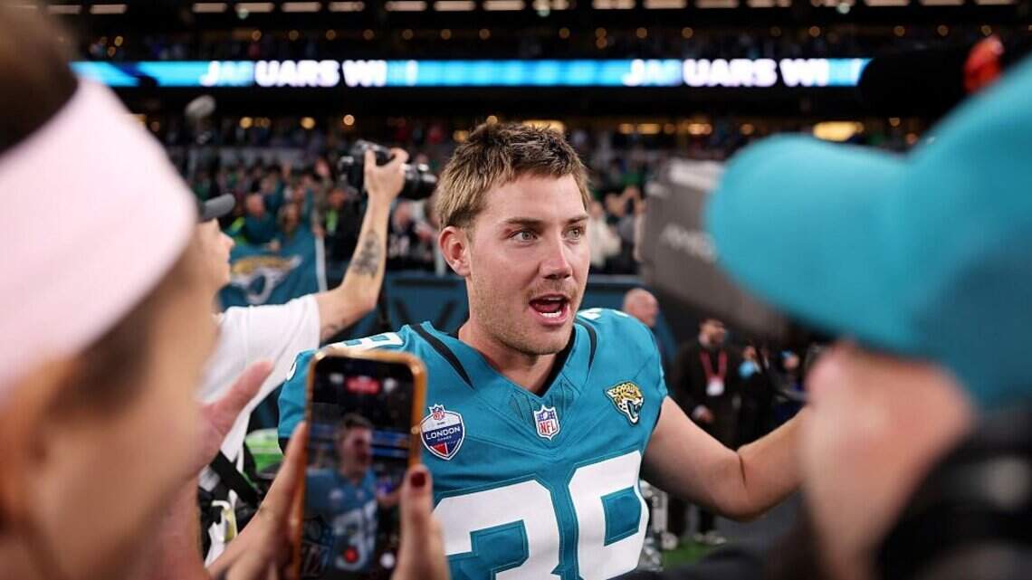 Little drills 57-yard field goal as Jaguars jolt Eagles in London