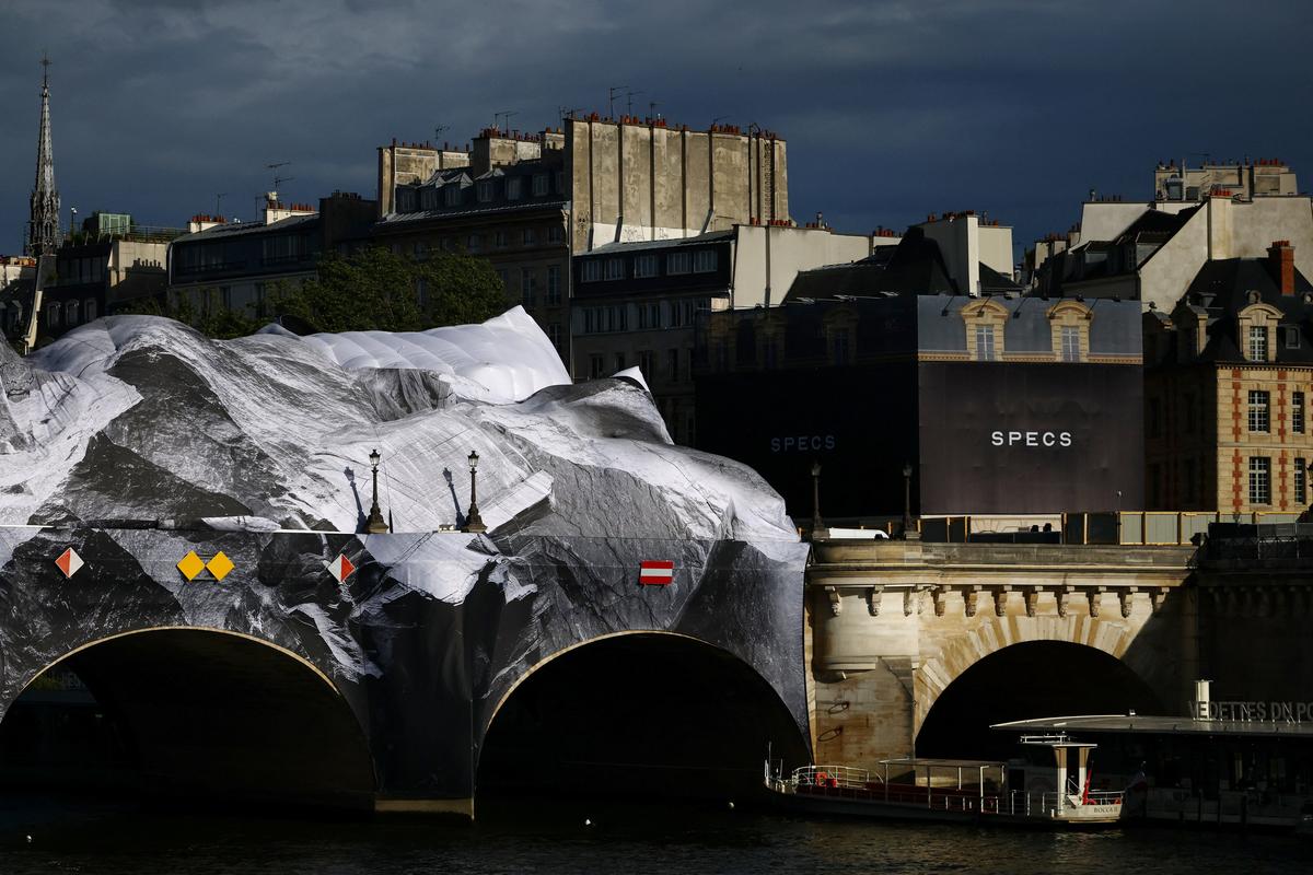 View of the damaged canvas of the temporary artwork "La Caverne du Pont Neuf" (The Pont Neuf Cave), conceived by French street artist JR as a tribute to Christo and Jeanne-Claude on the Pont Neuf bridge, after strong winds in Paris, France, June 2, 2026.  REUTERS/Sarah Meyssonnier