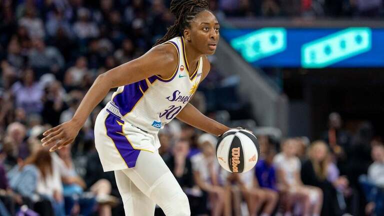 Sparks star Nneka Ogwumike's 3-pointer beats buzzer, Liberty