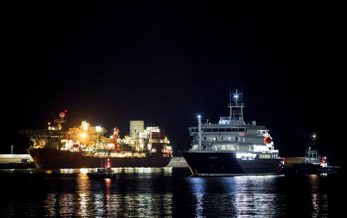 The cruise ship MV Hondius arrives at the port of Granadilla de Abona after being affected by a hantavirus outbreak, in Tenerife, Spain, May 10, 2026. REUTERS/Hannah McKay