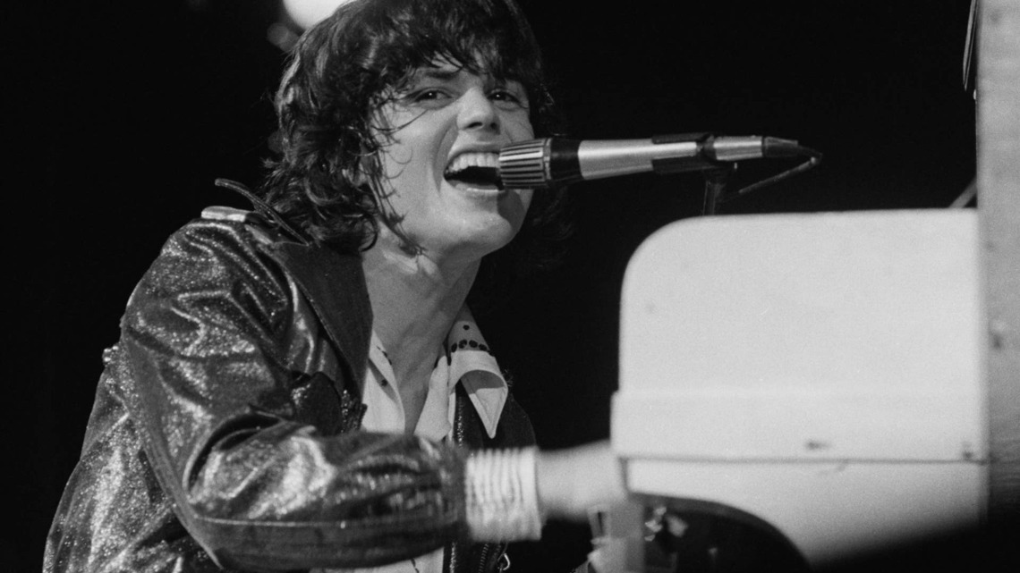 1972 Classic Ballad, With 13-Year-Old Singer, Became a Timeless Love Anthem 