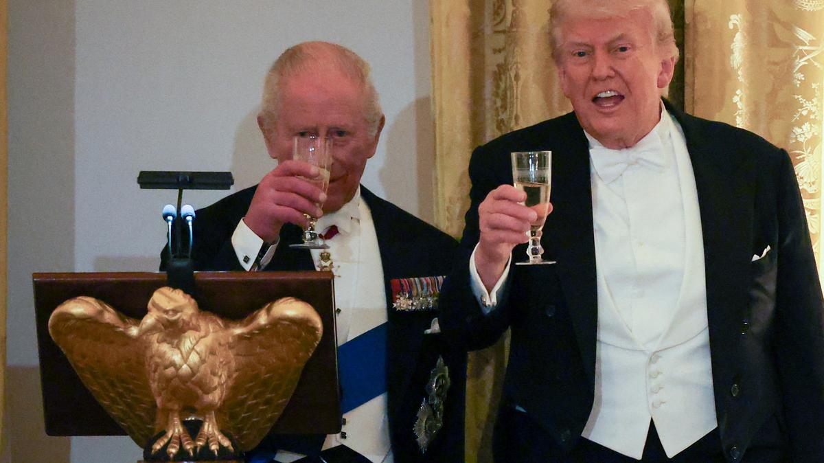 Britain's King Charles and U.S. President Donald Trump raise a toast during a state dinner for the King and Queen Camilla at the White House in Washington, D.C., U.S., April 28, 2026. REUTERS/Suzanne Plunkett