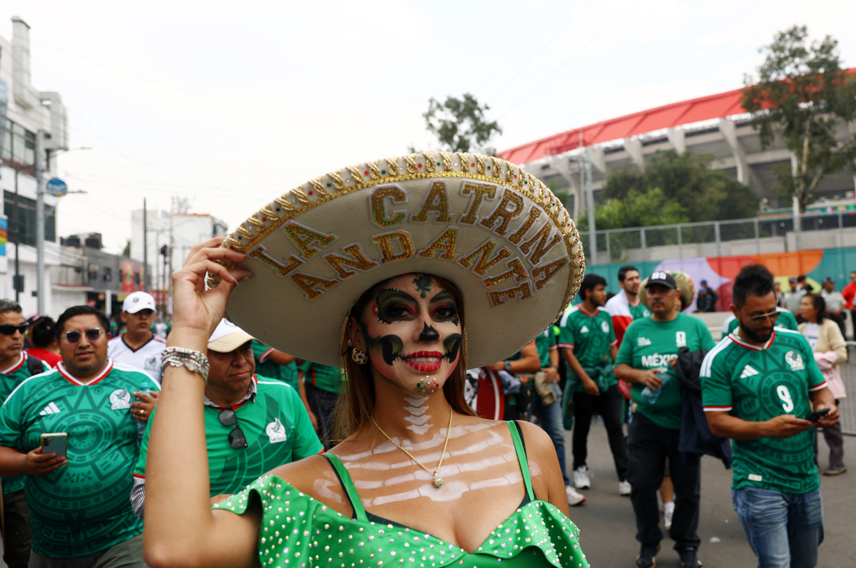 Soccer Football - FIFA World Cup 2026 - Round of 32 - Mexico v Ecuador - Estadio Azteca, Mexico City, Mexico - June 30, 2026 Mexico fan poses for a picture outside the stadium before the match REUTERS/Henry Romero