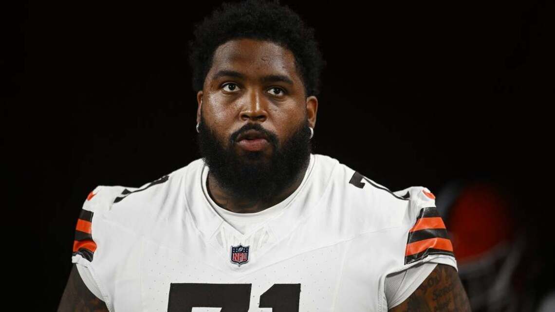 NFL fines Browns T Howard for tripping