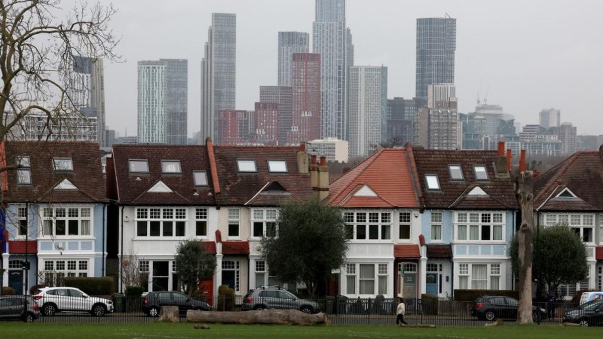 A view of residential houses in London, Britain, January 23, 2025. REUTERS/Hannah McKay