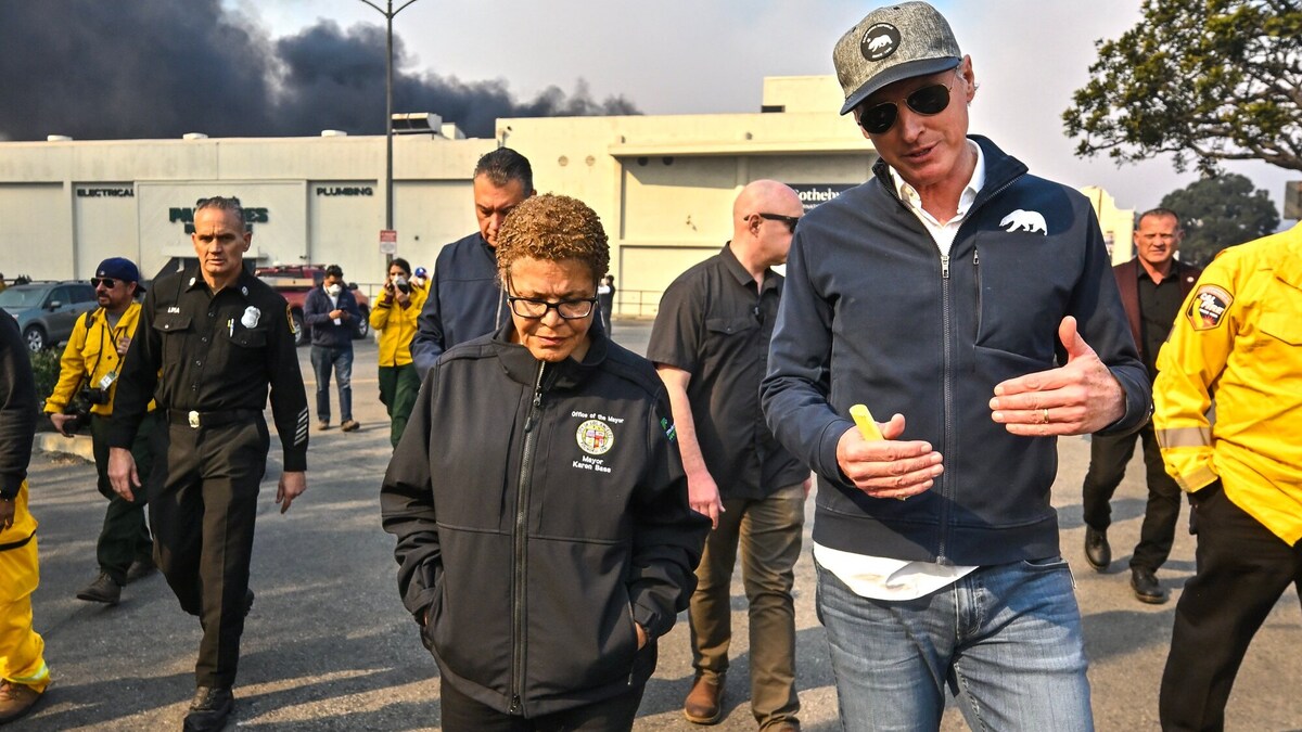 Los Angeles Mayor Karen Bass, chats with California Governor Gavin Newsom while surveying damage during the Palisades Fire on Wednesday, Jan. 8, 2025, in Pacific Palisades, CA. ..(Photo by Jeff Gritchen, Orange County Register/SCNG)