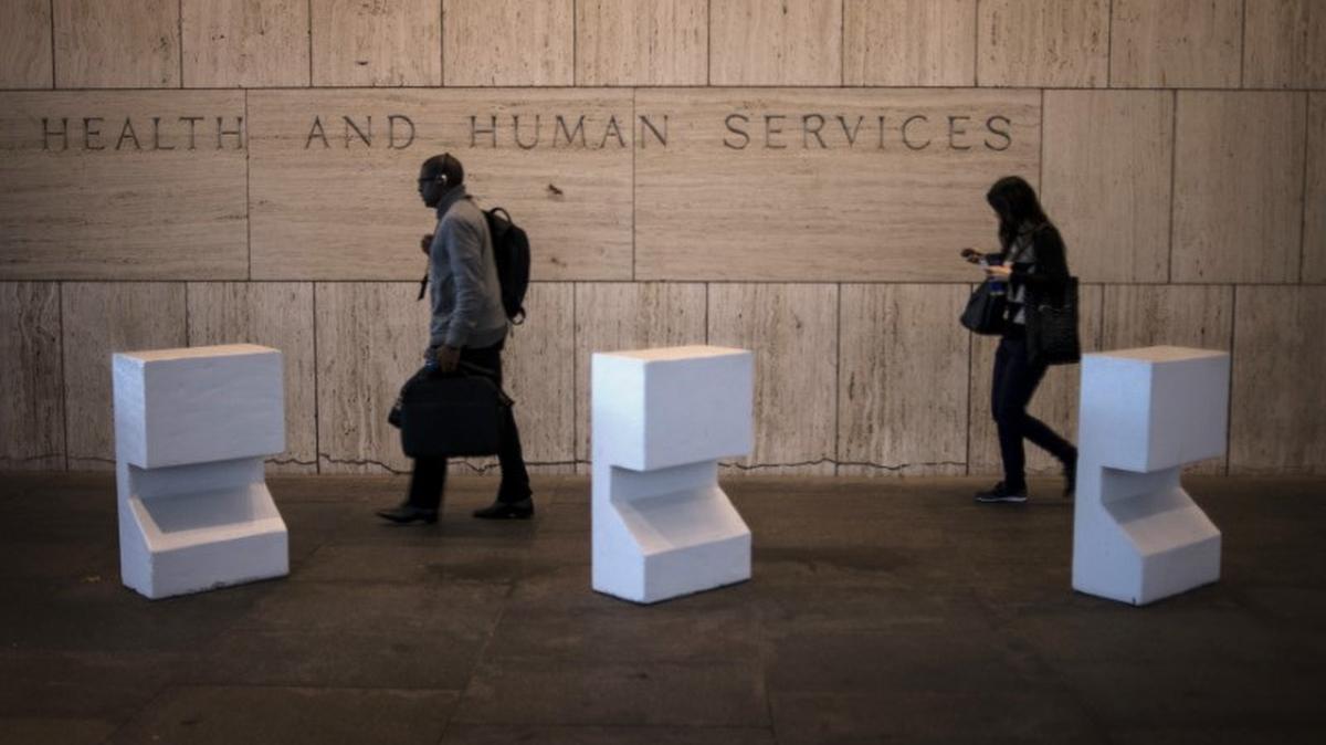 Workers arrive at the Department of Health and Human Services in Washington October 1, 2013. REUTERS/James Lawler Duggan
