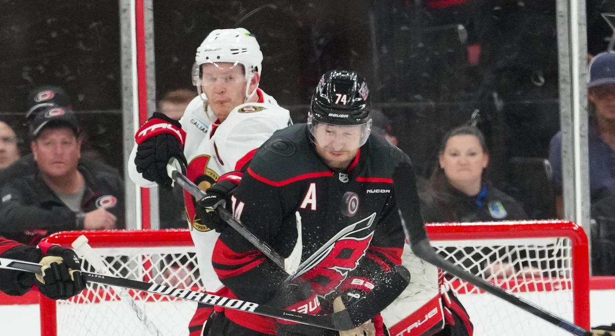  Brady Tkachuk's Senators Shouldn't Be As Rattled After Hurricanes Sweep Flyers The Same Way 