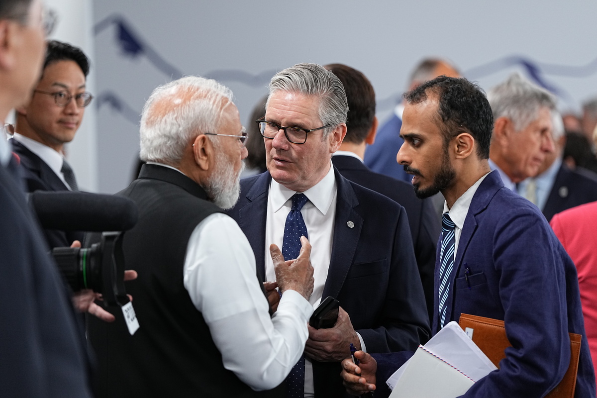 Prime Minister Keir Starmer of Britain, center, speaks with Prime Minister Narendra Modi of India, at the G7 Summit in Evian-les-Bains, France, on Wednesday, June 17, 2026. (Haiyun Jiang/The New York Times)