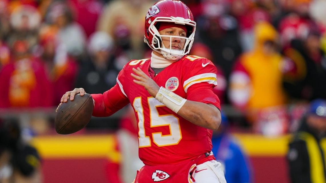 Patrick Mahomes, in knee brace, participates in Chiefs' first practice 