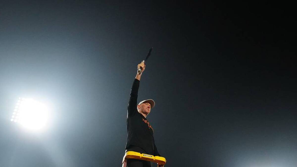  Nov 29, 2025; Los Angeles, California, USA; Southern California Trojans head coach Lincoln Riley leads the Spirit of Troy marching band in a rendition of Tribute to Troy after teh game against the UCLA Bruins at United Airlines Field at Los Angeles Memorial Coliseum. Mandatory Credit: Kirby Lee-Imagn Images | Kirby Lee-Imagn Images 
