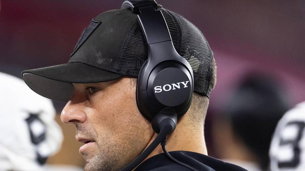  Aug 23, 2025; Glendale, Arizona, USA; Las Vegas Raiders defensive line coach Rob Leonard against the Arizona Cardinals during a preseason NFL game at State Farm Stadium. Mandatory Credit: Mark J. Rebilas-Imagn Images | Mark J. Rebilas-Imagn Images 