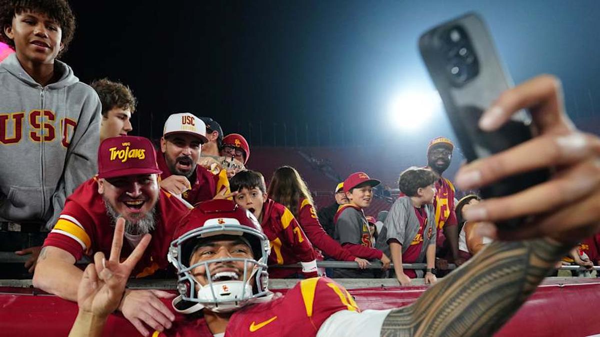  Nov 29, 2025; Los Angeles, California, USA; Southern California Trojans quarterback Jayden Maiava (14) poses with fans after the game against the UCLA Bruins at United Airlines Field at Los Angeles Memorial Coliseum. | Kirby Lee-Imagn Images 