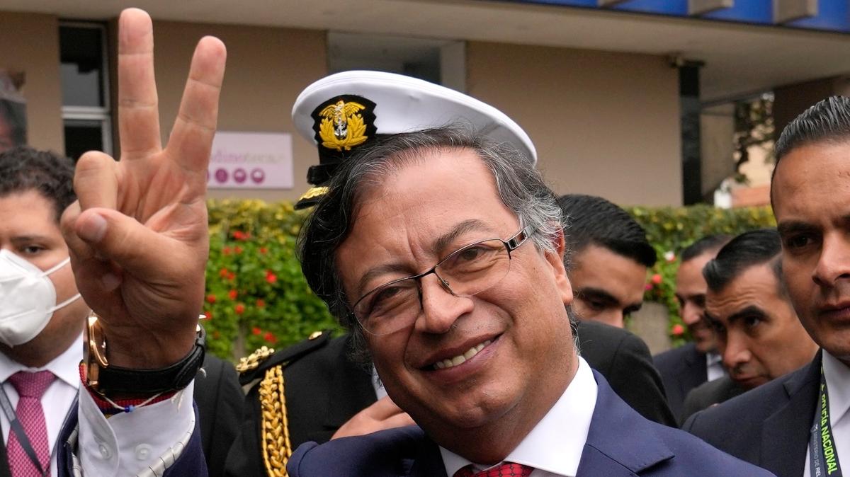 El presidente de Colombia, Gustavo Petro, sale después de una foto grupal con otros presidentes durante la Cumbre de la Comunidad Andina en Lima, Perú, el lunes 29 de agosto de 2022. (Foto AP/Martín Mejía)
