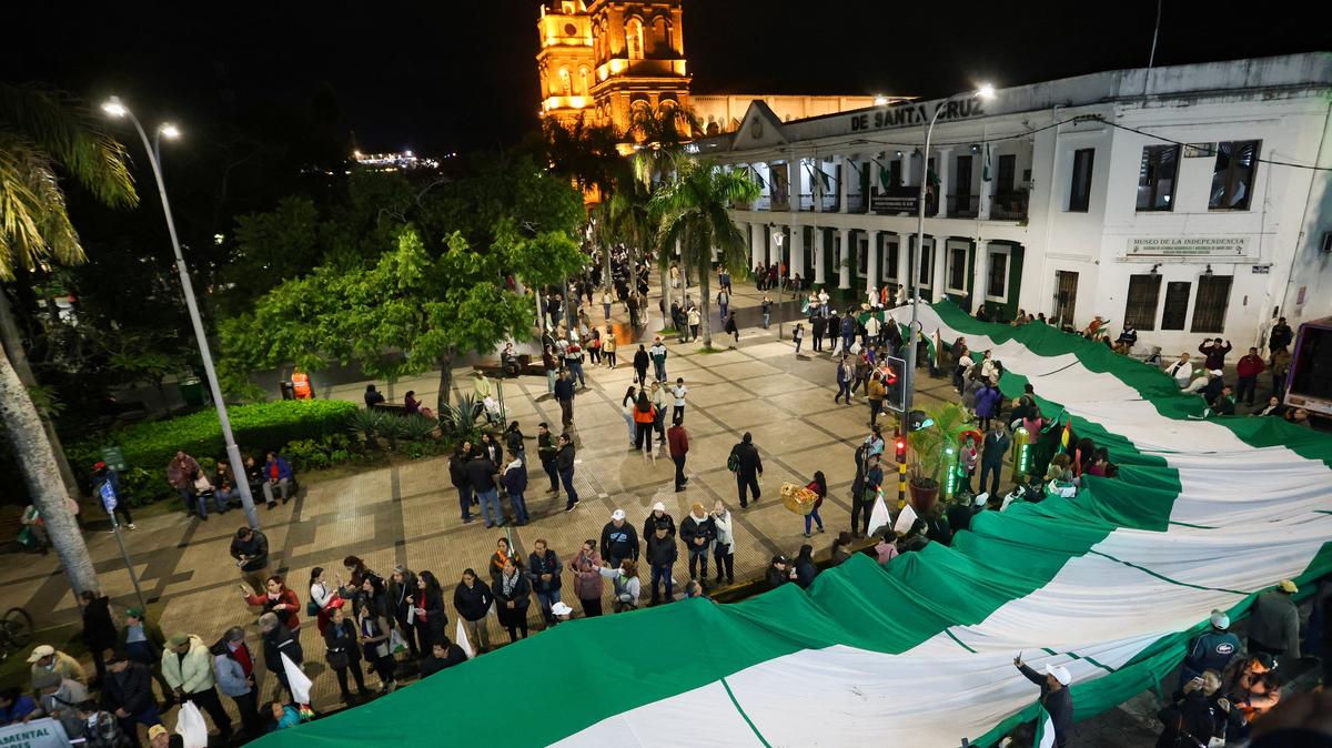Bolivians hold an oversize flag of the department of Santa Cruz during a demonstration calling for an end to protest blockades that have contributed to shortages of food, medical supplies and fuel, in Santa Cruz, Bolivia May 21, 2026. REUTERS/Ipa Ibanez