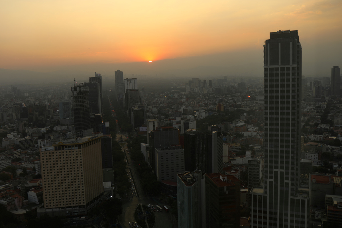 FILE PHOTO: A view of the skyline during a sunset along Reforma Avenue in Mexico City, Mexico, November 6, 2023. REUTERS/Jose Luis Gonzalez/File Photo