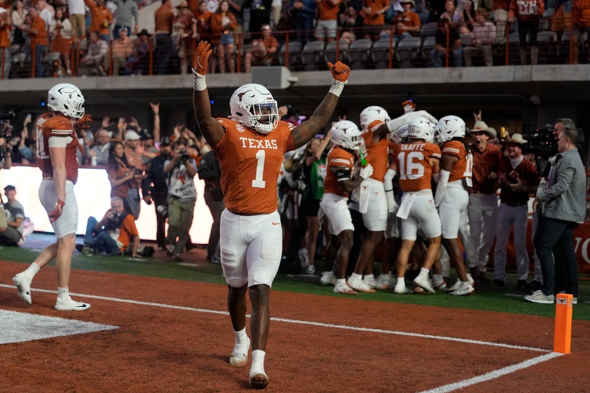  Nov 22, 2025; Austin, Texas, USA; Texas Longhorns defensive lineman Colin Simmons (1) reacts after a fumble was recovered for a touchdown during the second half against the Arkansas Razorbacks at Darrell K Royal-Texas Memorial Stadium. Mandatory Credit: Scott Wachter-Imagn Images © Scott Wachter-Imagn Images