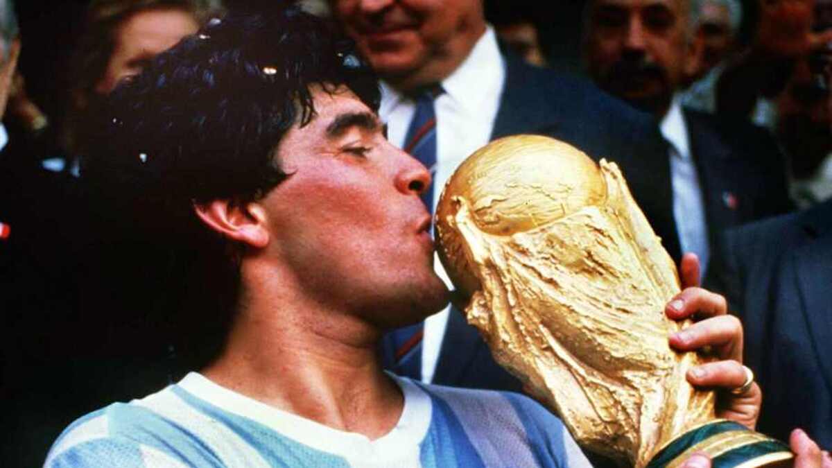  Maradona lifted the World Cup in 1986. | IMAGO/Colorsport 