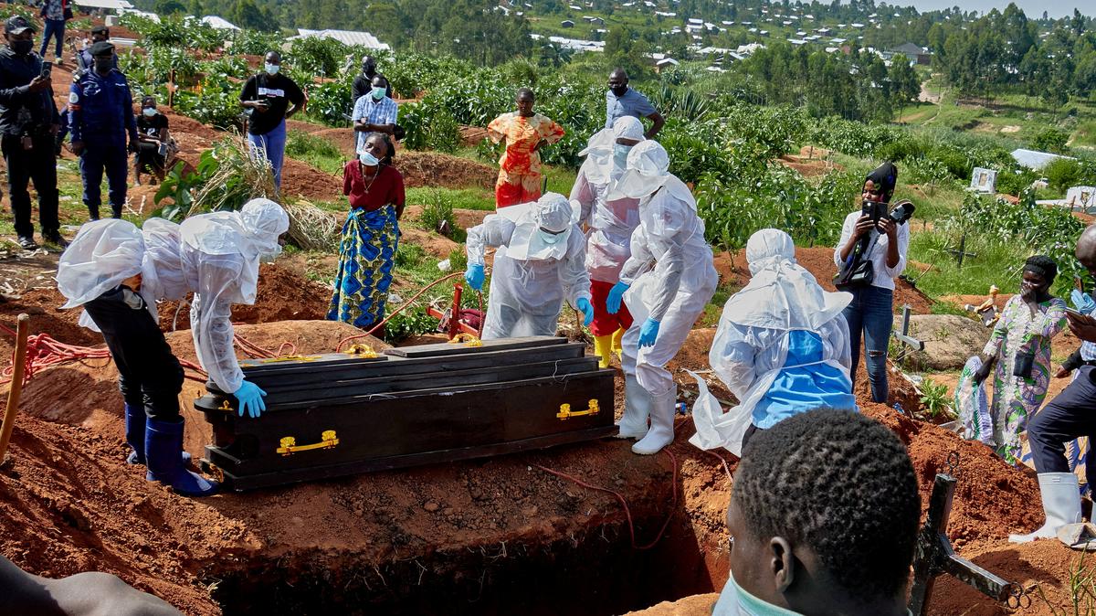 FILE PHOTO: Red Cross workers wearing personal protective equipment (PPE) prepare to lower the coffin of Dr Tibenderana Katho Blaise who worked at the Centre Medical Evangelique (CME) in Hoho commune and died of Ebola virus, as aid agencies intensify efforts to contain a new Ebola outbreak caused by the Bundibugyo virus, at the Nyamurongo cemetery in Bunia town, Ituri province, Democratic Republic of Congo, May 26, 2026. REUTERS/Gradel Muyisa Mumbere/File Photo