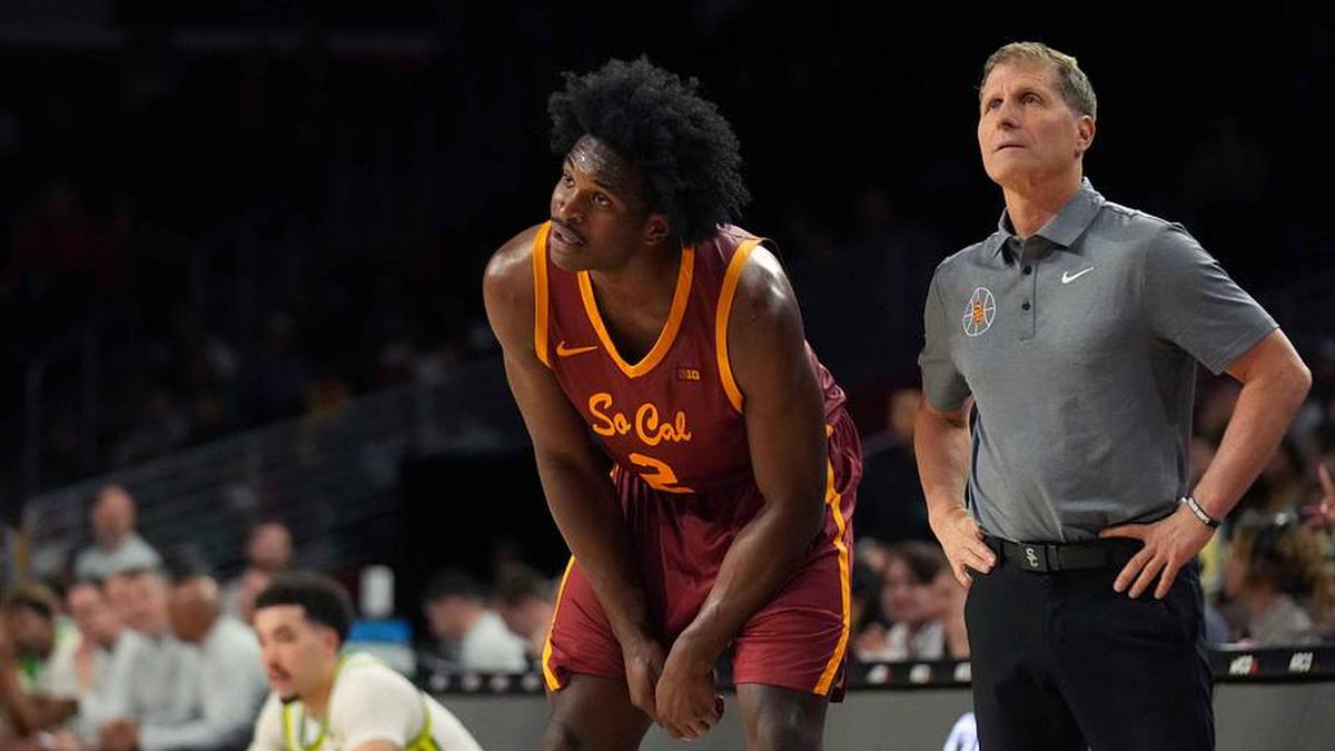  Feb 21, 2026; Los Angeles, California, USA; Southern California Trojans forward Ezra Ausar (2) and head coach Eric Musselman react against the Oregon Ducks in the second half at Galen Center. Mandatory Credit: Kirby Lee-Imagn Images | Kirby Lee-Imagn Images 