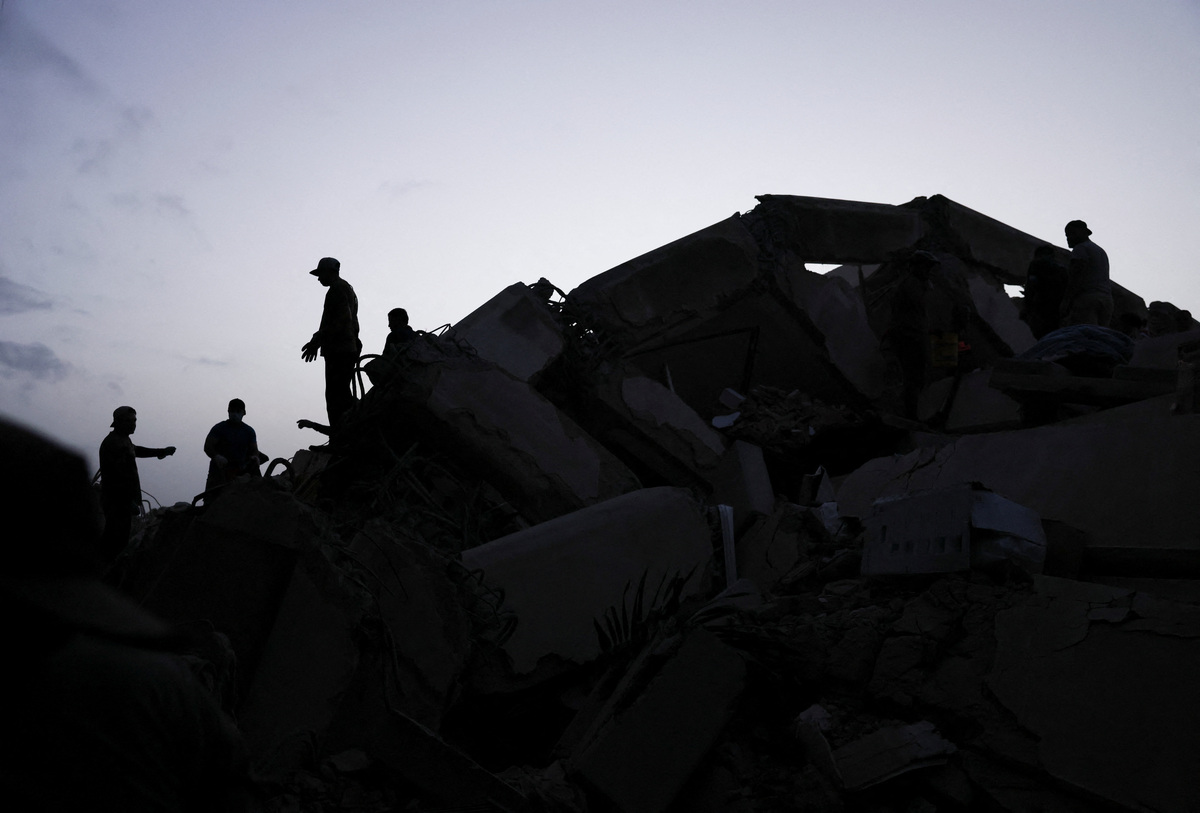 People search for survivors in the rubble of a collapsed building following an earthquake, in La Guaira, Venezuela, June 26, 2026. REUTERS/Leonardo Fernandez Viloria