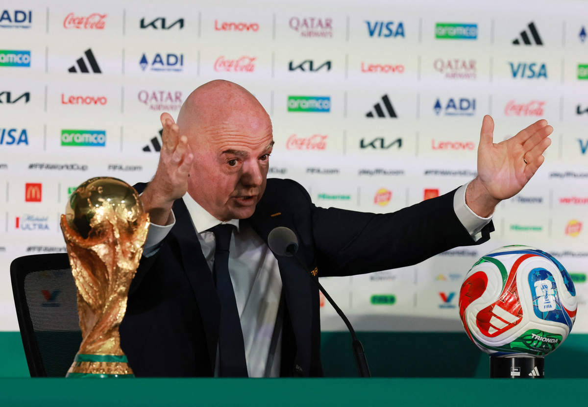FIFA World Cup 2026 - FIFA President Gianni Infantino Press Conference - Estadio Azteca, Mexico City, Mexico - June 10, 2026 FIFA President Gianni Infantino with the FIFA World Cup trophy during the press conference REUTERS/Henry Romero
