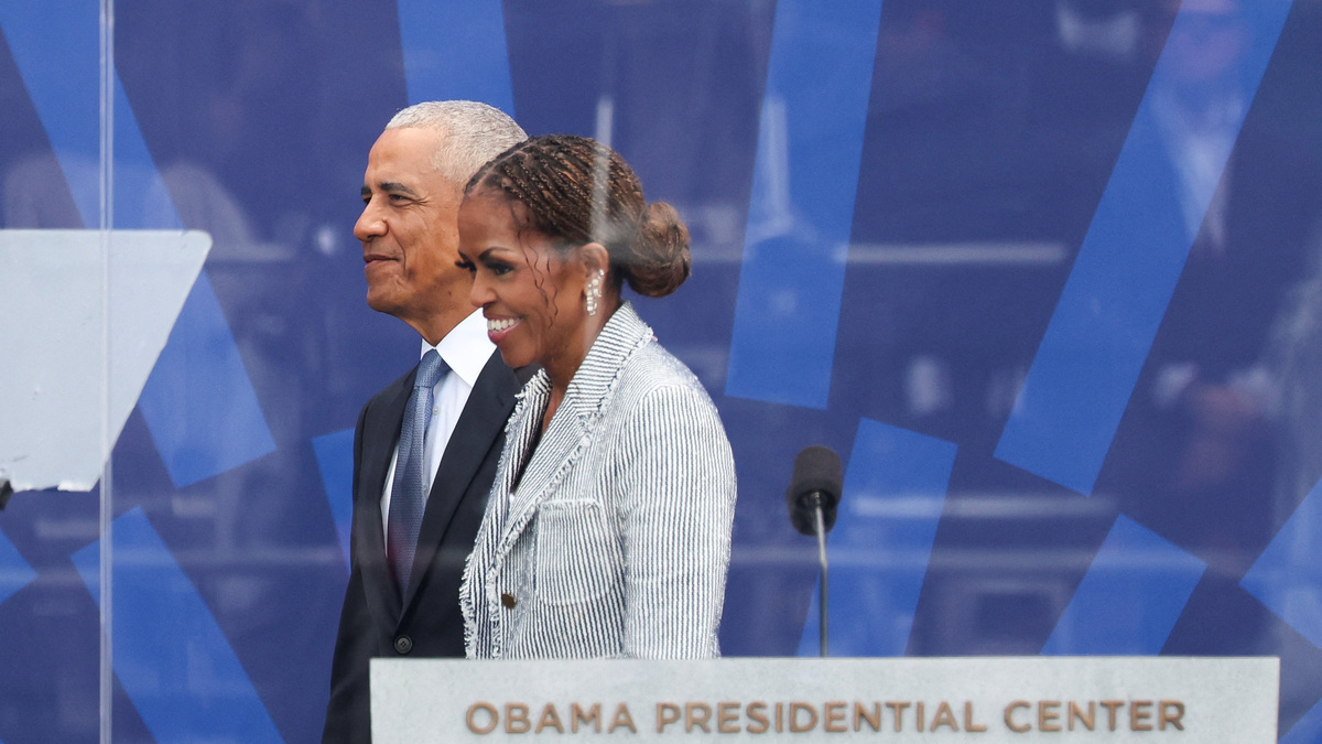 Former U.S. President Barack Obama and Michelle Obama attend a dedication ceremony for the opening of the Obama Presidential Center, in Chicago, Illinois, U.S., June 18, 2026. REUTERS/Brendan McDermid