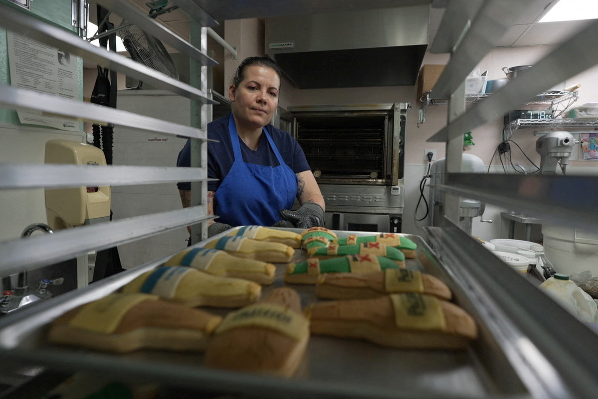 Erika Lopez, 42, owner of the Cookieteria by Lovely bakery, prepares 2026 World Cup-themed conchas, traditional Mexican sweet breads, at the Cookieteria by Lovely bakery, in West Covina, California, U.S., June 20, 2026. REUTERS/Leonardo Benassatto