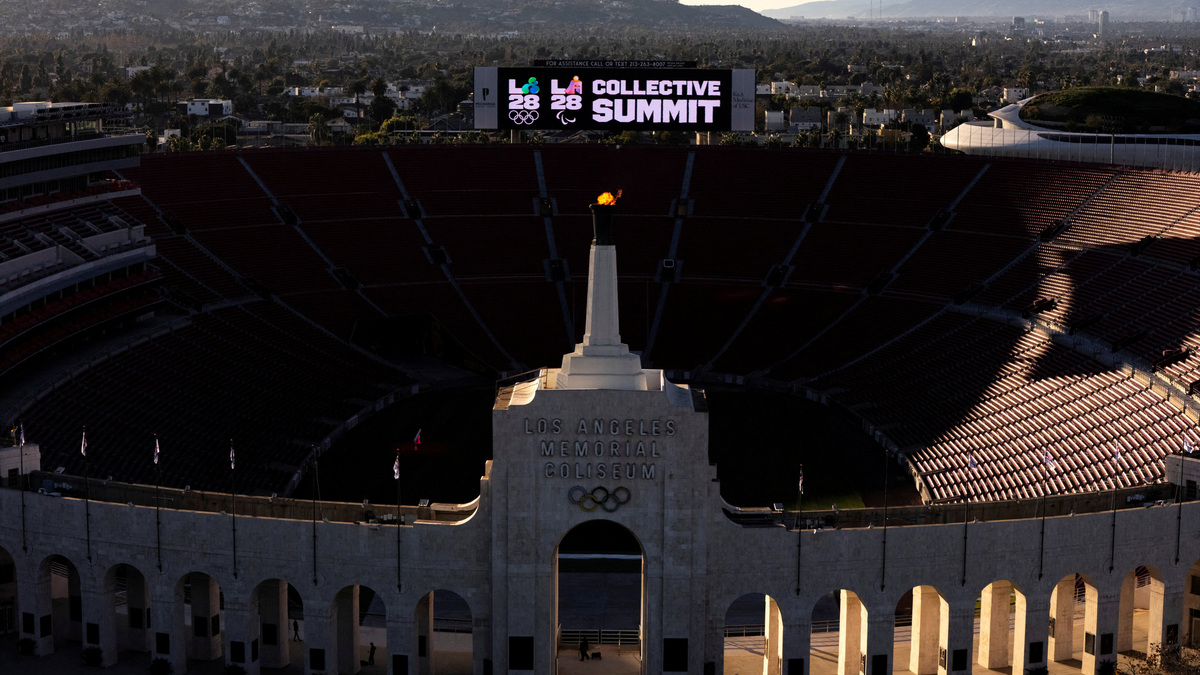 FILE PHOTO: Olympics - LA28 - Ceremonial lighting of the cauldron - LA Memorial Coliseum, Los Angeles, California, U.S. - January 13, 2026. Ceremonial lighting of the cauldron ahead of ticket registration launch. REUTERS/Daniel Cole/File Photo