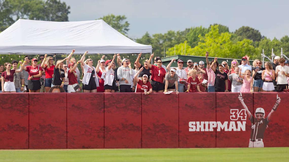  Alabama Alumni cheer on the team in the second game of the series against Kentucky on Apr. 18, 2026. | Sarah Munzenmaier/Alabama Crimson Tide on SI 