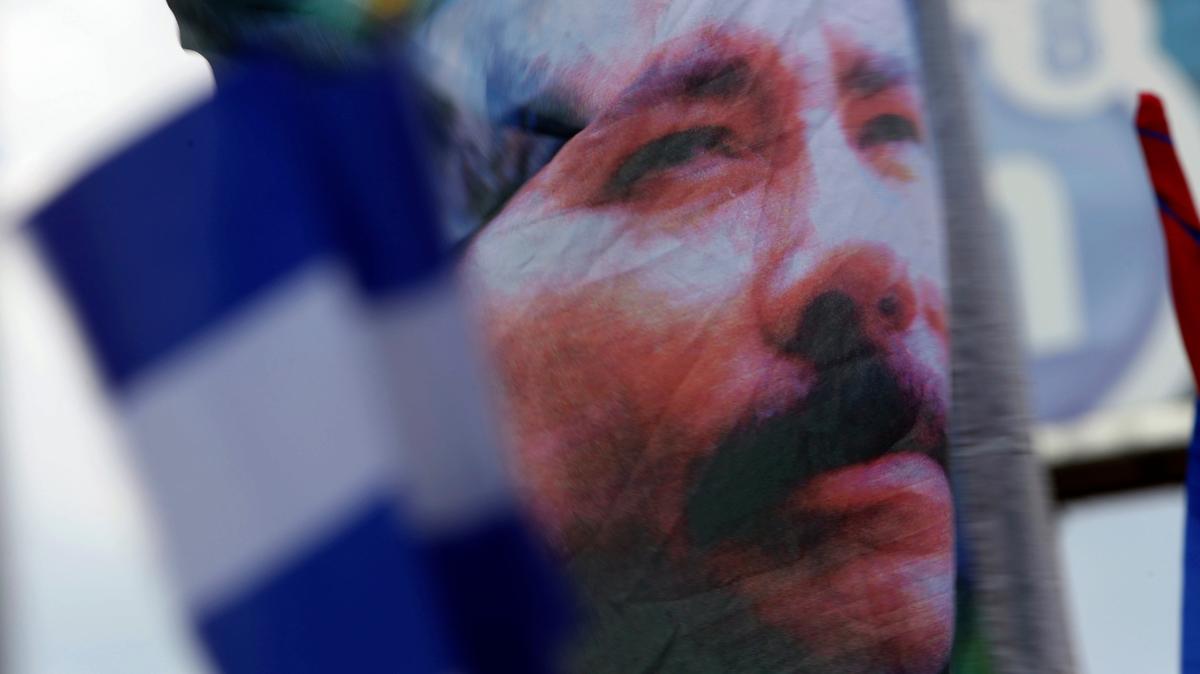 Un partidario del presidente de Nicaragua, Daniel Ortega, ondea una pancarta con una imagen de él, en Managua, el 30 de abril de 2018. Los opositores comparan a Ortega con el dictador Anastasio Somoza por sus tendencias autoritarias. (Foto AP/Alfredo Zúñiga, Archivo)