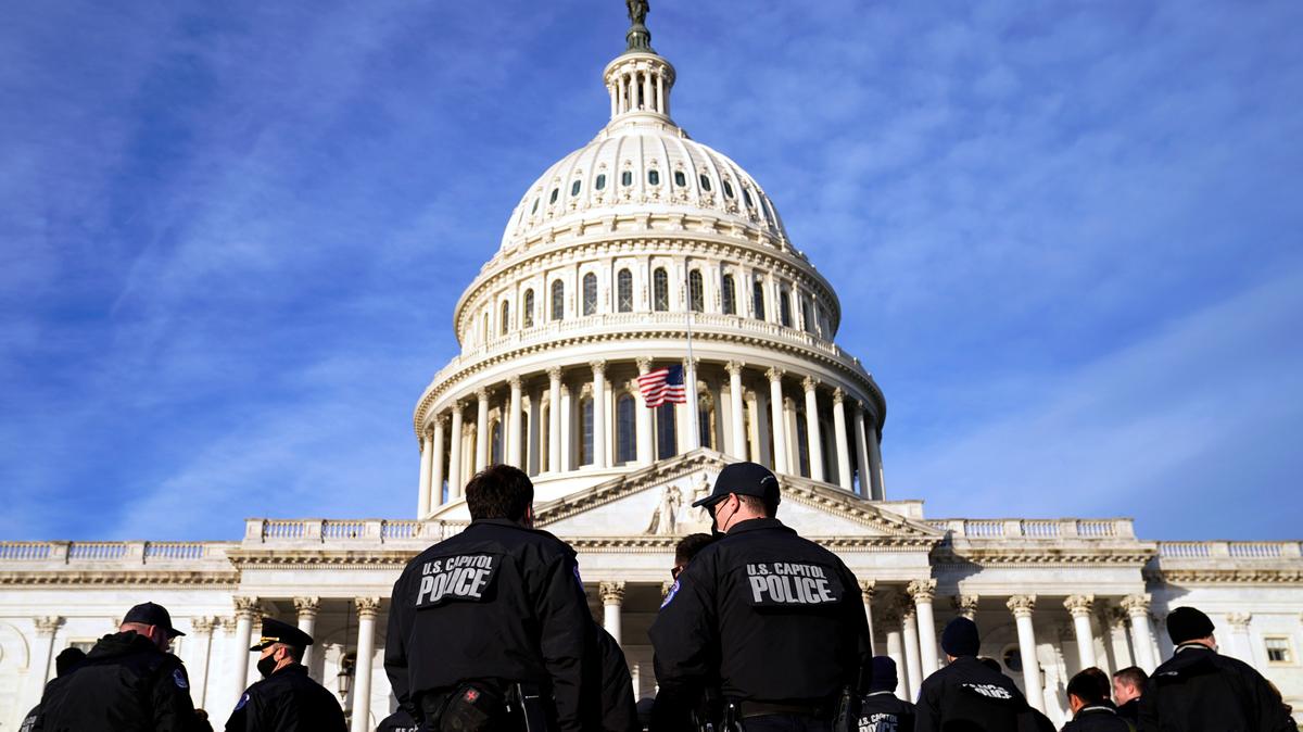 Decenas de agentes policiales llegan al Capitolio de Estados Unidos, en Washington D.C., para ofrecer seguridad durante el primer aniversario de la insurrección de partidarios de Donald Trump, el jueves 6 de enero de 2022. 