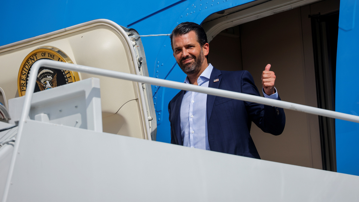 Donald Trump Jr boards Air Force One as he departs Washington at Joint Base Andrews, Maryland, U.S., September 29, 2020. REUTERS/Carlos Barria