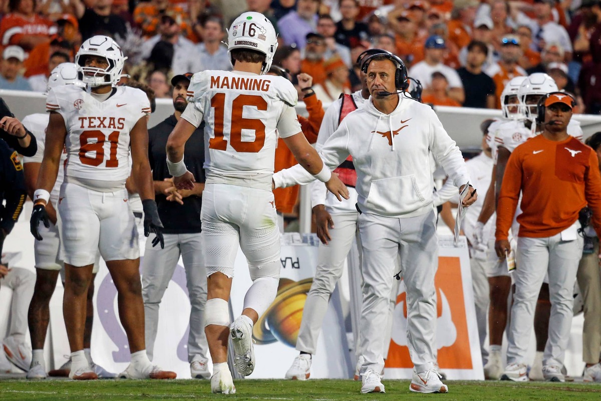  Texas coach Steve Sarkisian reacts with quarterback Arch Manning against Mississippi State at Davis Wade Stadium on Oct. 25, 2025, in Starkville, Mississippi. © Petre Thomas-Imagn Images